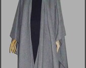 Elegant warm vintage Baby Alpaca gray wool poncho ,shawl,cape made in Peru. Élégant poncho,mante,châle fait de laine d 39 alpaga au Pérou.