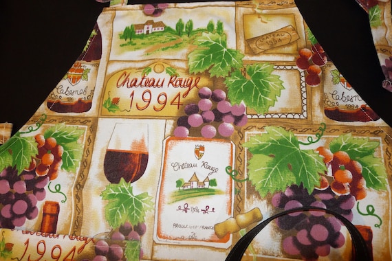Pretty vintage apron with wine as a theme - image 3
