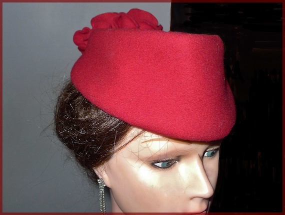 Beautiful vintage red felt fascinator hat - from t