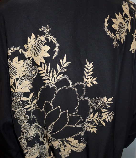 Superb black silk jacket with flower signed Peter… - image 3