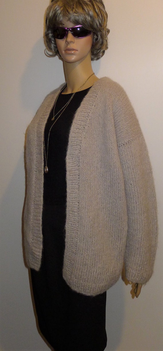 Warm preowned hand knitted light gray woolen cardi