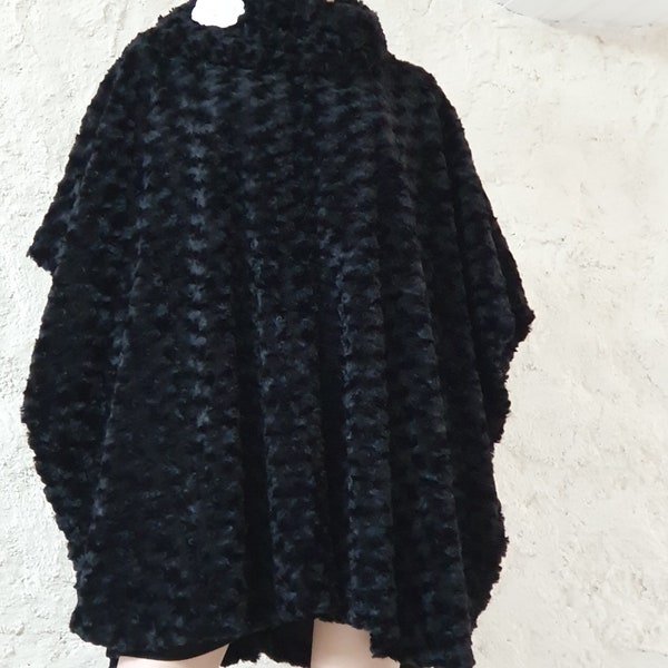 Poncho ou cape en imitation mouton astrakan avec son col en fourrure de renard véritable et son col en astrakan d'imitation