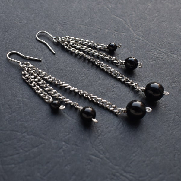 Boucles d'oreilles pierres d'Onyx et chaînes en acier faites main/ BO Pendantes dégradé de Pierres fines noires rondes et acier chirurgical