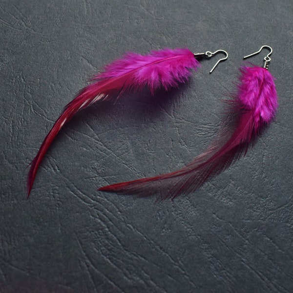 Boucles d'oreilles plumes de coq bicolores roses rouge bordeaux/ BO Hypoallergénique Acier chirurgical/ Fait main France/ Rose fluo flash