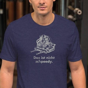 Pode incluir: Uma camiseta azul marinho com um gráfico branco de um tanque com o texto "Das ist nicht schpeedy."