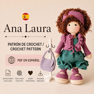 Könnte beinhalten: Eine Häkelpuppe namens Ana Laura mit lockigem braunem Haar, einem violetten Stirnband, einem violetten Bolero, einem blaugrünen Rock und violetten Schuhen. Eine kleine violette Häkeltasche hängt an einem weißen Ständer. Der Text umfasst Ana Laura, PATRÓN DE CROCHET / CROCHET PATTERN, PDF EN ESPAÑOL sowie Symbole für Anleitungen, Garn, Herz und Download.