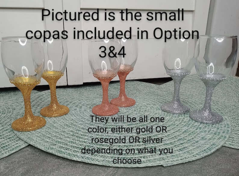 Puede incluir: Cuatro copas de vino peque&ntilde;as con purpurina dorada, oro rosa y plata. El texto "Pictured is the small copas included in Option 3&4" es visible en la imagen.