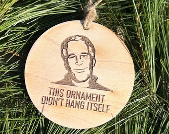 Este adorno no se colgó solo. Decoración navideña / Decoración para el árbol de Navidad / Regalo divertido de Navidad / Regalo para teóricos de la conspiración.