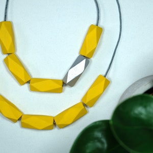 Collana fatta a mano in legno/perline di legno/poligono geometrico giallo senape - Minimalista/a contrasto/grossa/di impatto *8 design*