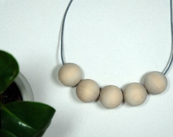 Collana fatta a mano in legno naturale rotondo/perline di legno/perline - minimalista/rozza/di tendenza