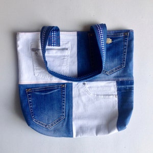 Recycelter Jeansbeutel in Blau und Weiß mit weichen Trägern, wasserdichtem Futter und vielen Taschen