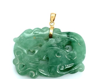 Colgante tallado en jade verde de la década de 2000 en oro de 14 quilates, FD#42-ATL
