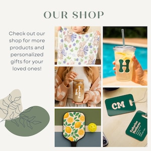 Peut inclure: Un collage de produits comprenant une couverture pour b&eacute;b&eacute; avec des illustrations de lapins, un verre personnalis&eacute; avec une paille, un gobelet transparent avec un "H" vert, une raquette de pickleball avec un motif de citron et des &eacute;tiquettes de bagages vertes. Le texte "OUR SHOP" est en haut.
