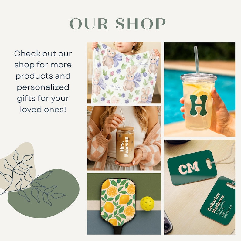 Peut inclure: Un collage de produits comprenant une couverture pour b&eacute;b&eacute; avec des illustrations de lapins, un verre personnalis&eacute; avec une paille, un gobelet transparent avec un "H" vert, une raquette de pickleball avec un motif de citron et des &eacute;tiquettes de bagages vertes. Le texte "OUR SHOP" est en haut.