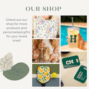 K&ouml;nnte beinhalten: Eine Collage von Produkten, darunter eine Babydecke mit Hasenillustrationen, ein personalisiertes Glas mit Strohhalm, ein durchsichtiger Becher mit einem gr&uuml;nen "H", ein Pickleball-Schl&auml;ger mit Zitronengrafiken und Gep&auml;ckanh&auml;nger. Der Text lautet "OUR SHOP" und "Check out our shop for more products".