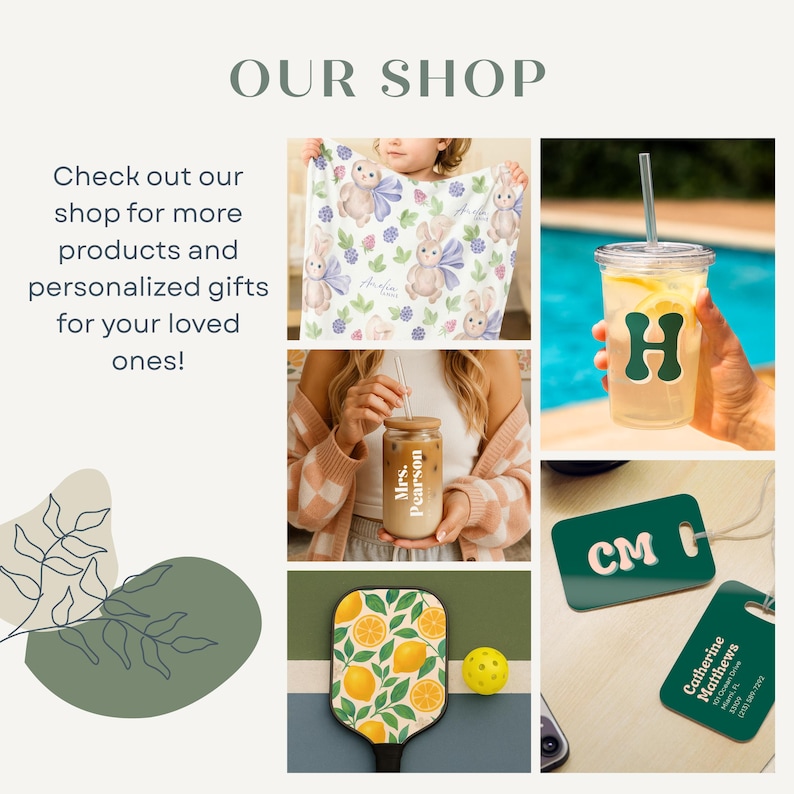 K&ouml;nnte beinhalten: Eine Collage von Produkten, darunter eine Babydecke mit Hasenillustrationen, ein personalisiertes Glas mit Strohhalm, ein durchsichtiger Becher mit einem gr&uuml;nen "H", ein Pickleball-Schl&auml;ger mit Zitronengrafiken und Gep&auml;ckanh&auml;nger. Der Text lautet "OUR SHOP" und "Check out our shop for more products".
