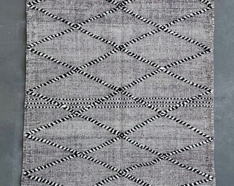 ZANAFI MOROCCAN RUG #621 - Vintage Handmade Carpet