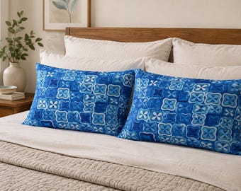 Kissenbezug „Got the Blues“ aus Seide | Luxuriöse Bettwäsche aus Maulbeerseide-Twill mit botanischen Motiven (Hergestellt in Kanada)