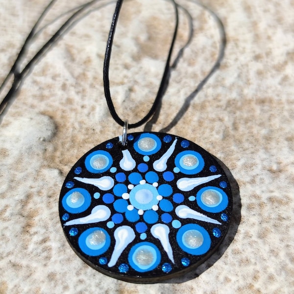 Collier mandala tour de cou mandala en bois rond mandala original bijoux géométrie sacrée inspiré mandala art original bleu et argent mandala