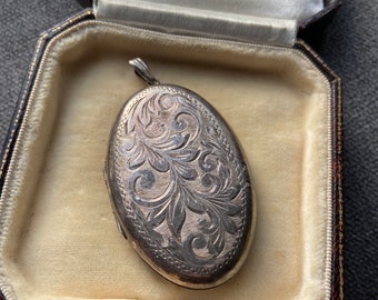 Gorgeous Vintage Huge Sterling Silver Birmingham 1973 EJ Clewley Oval Engraved Locket Pendant!