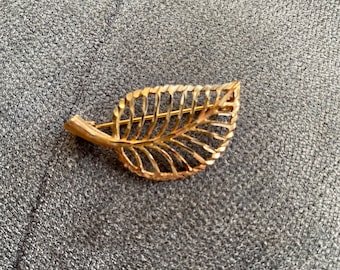 Beautiful 9ct Gold Cutwork Leaf Design Brooch Pin!