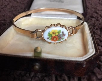 Cute Vintage Avon Eire Irish Floral Design Bangle Bracelet!