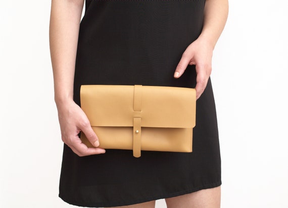 Bolso en cuero vegetal tallado pintado y fabricado a mano Bolso en cuero vegetal tallado pintado y fabricado a mano