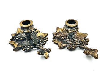 Paire de bougeoirs en laiton antique
