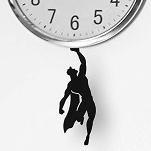 Peut inclure: Une silhouette noire d'une personne tenant un cadran d'horloge. Le cadran de l'horloge a des chiffres et des aiguilles noirs, et l'arrière-plan est blanc.