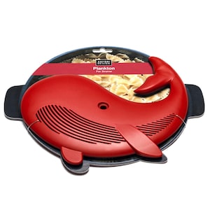 Könnte beinhalten: Ein roter, walförmiger Topf-Sieb mit dem Text "Plankton Pot Strainer". Das Sieb ist so konzipiert, dass es über einen Topf passt und einen Griff sowie eine Reihe von Schlitzen zum Ablaufen hat. Das Sieb ist aus Kunststoff.