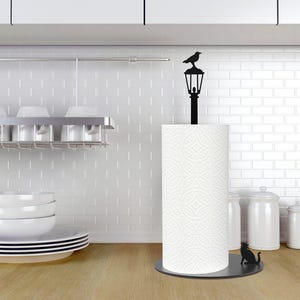 Gato vs. Corvo – Elegante Porta-Toalhas de Papel em Metal | Suporte Decorativo para Cozinha com Luminária de Rua, Corvo e Gato