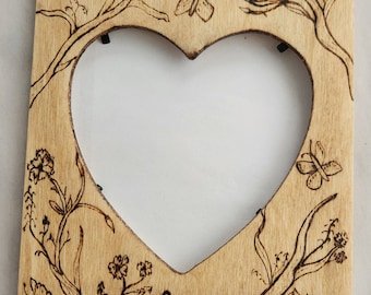 Marco de fotos quemado en madera: diseño de mariposa hecho a mano