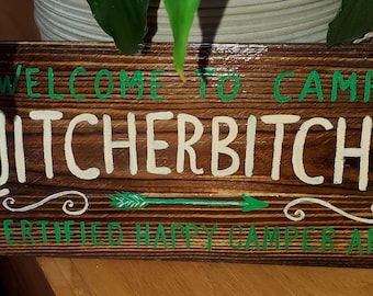 Letrero de madera "Camp Quitcherbitchin" - Decoración divertida para acampar