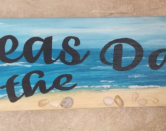 Letrero de playa pintado a mano con conchas marinas, decoración costera (30,5 x 10 cm)