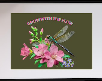 Arte digital para pared: Crece donde fluyes - Libélula y flores - Imprímelo tú mismo para enmarcarlo