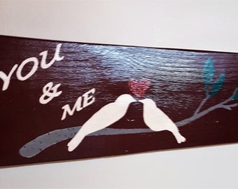 Letrero "Tú y yo" hecho a mano: madera de arándano, pájaro y corazón.