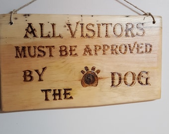 Todos los visitantes deben ser aprobados por el perro. Letrero de madera, madera recuperada, hecho a mano.