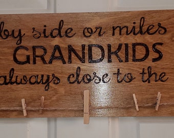 Letrero con foto de nietos grabado en madera, regalo familiar hecho a mano