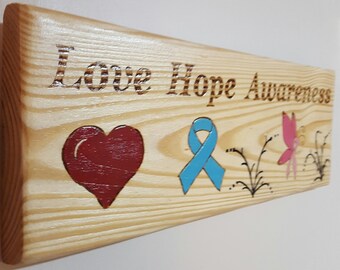 Letrero de concientización hecho a mano: madera pintada, amor y esperanza
