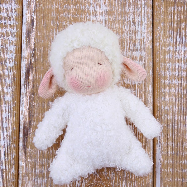 Poupée Waldorf poupée de mouton miniature selon le style Waldorf poupée en tissu faite à la main poupée de jeu poupée de voyage faite à la main