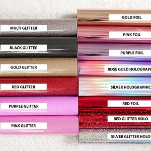 K&ouml;nnte beinhalten: Eine Sammlung von 12 verschiedenen farbigenen Vinylfolien mit Glitzer- und Hologramm-Oberfl&auml;chen. Die Folien sind mit ihren Namen beschriftet: Goldfolie, Multi-Glitter, Rosafolie, Schwarz-Glitter, Lilafolie, Gold-Glitter, Ros&eacute;gold-Hologramm, Rot-Glitter, Lila-Glitter, Silber-Hologramm, Rotfolie, Rot-Glitter-Holo, Rosa-Glitter und Silber-Glitter-Holo.