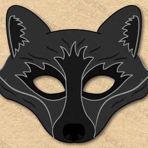 Puede incluir: Máscara de lobo negra con detalles grises. La máscara tiene recortes para los ojos y la nariz.