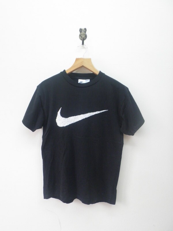 nike middle swoosh t shirt