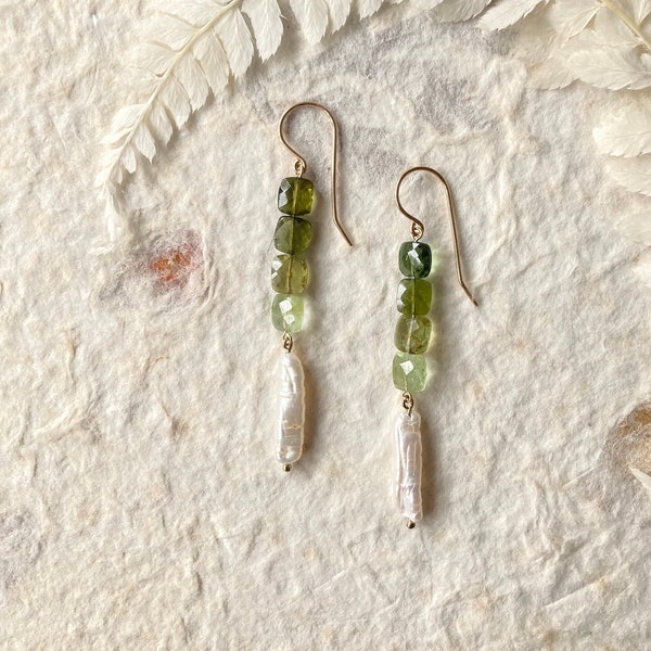 Boucles d'oreilles en tourmaline verte et perles Biwa blanches en remplissage doré. 2,5 pouces de long avec pierres précieuses carrées et perles d'eau douce. Fait main