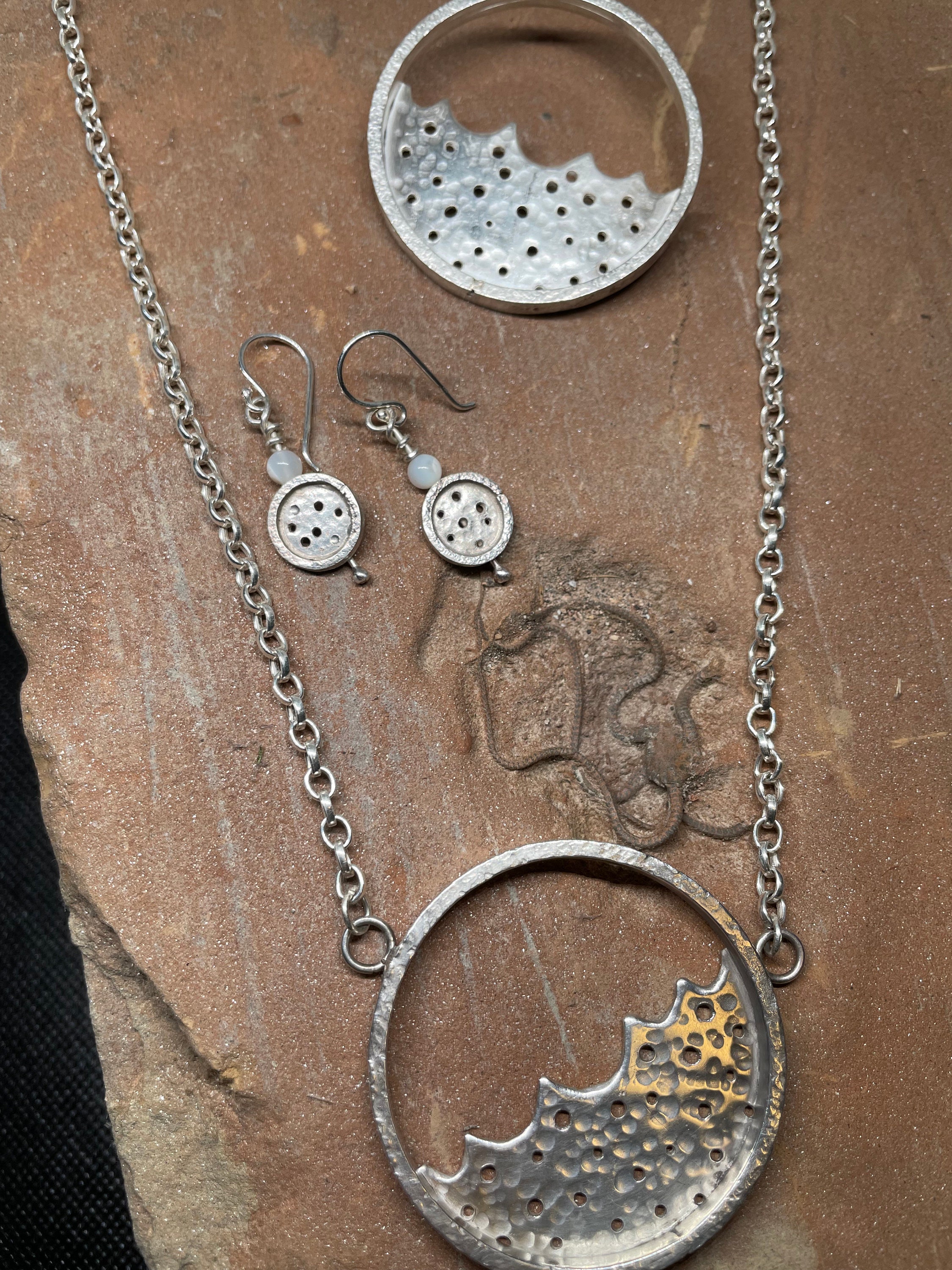 【 R.ALAGAN 】WAVE BROOCH NECKLACE-SILVER WAVE BROOCH NECKLACE｜R.ALAGAN(ララガン)公式通販｜ウェーブ
