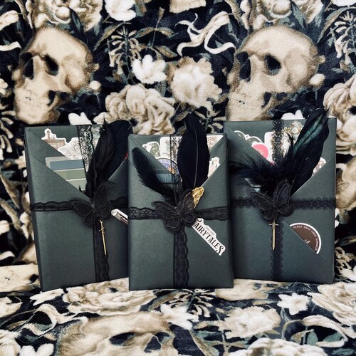 Rendez-vous à l'aveugle avec un livre - Édition sombre | Saint-Valentin | Réserver un cadeau | Gothique | Romance | Noir | Épicé | BookTok | Nouvelle voilée | Livres