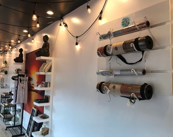 Estante para esterilla de yoga de madera maciza hecho a mano: montaje en pared, acabado personalizado