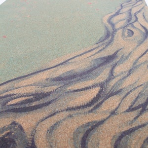 K&ouml;nnte beinhalten: Nahaufnahme einer Kork-Yogamatte mit einem Baumdesign. Der Baum ist in Schwarz und Braun auf einem gr&uuml;n-beigen Hintergrund gezeichnet.