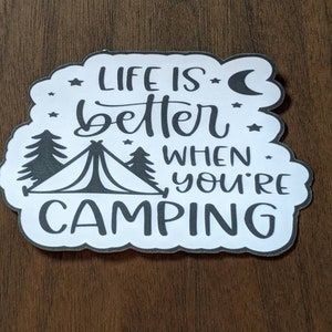 Adesivo de acampamento, A vida é melhor acampando, Decalque, Adesivo para laptop, Adesivo permanente, Adesivo para áreas externas, Adesivo para barraca, Ímã, Presente para trailer