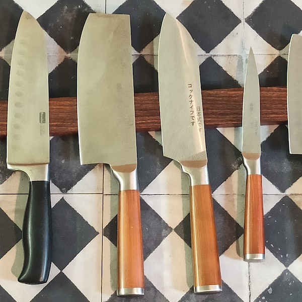 filigraner, magnetischer Messerhalter aus Metall in Holzoptik